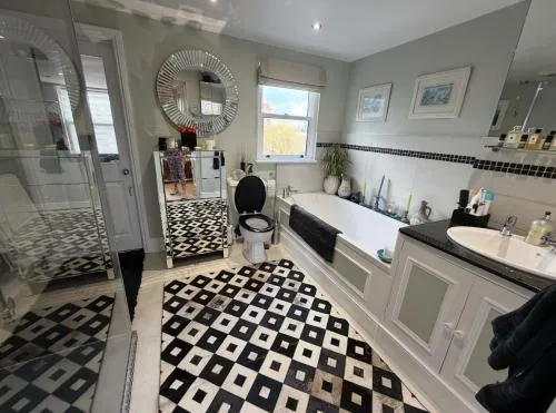 Double bedroom in homely, 5 bedroom family house by the river in Fulham photo 8