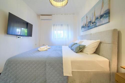 Apartment Hanna with a Private Heated Pool