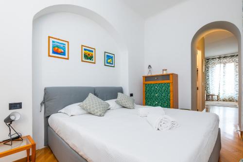 Two-room flat in central Milan near the Duomo