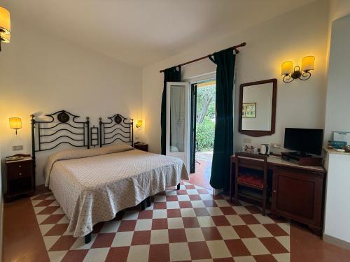 a bedroom with a bed and a checkered floor at Villino Eleonora & Spa in Parghelia