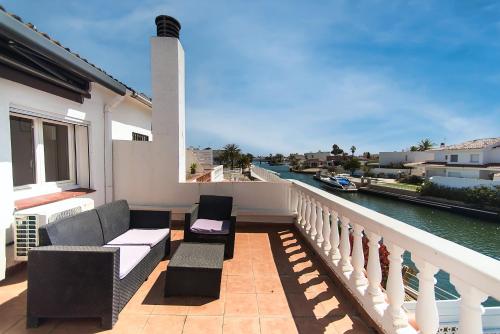 WELCS CASA 240 EMP con piscina y vista al canal