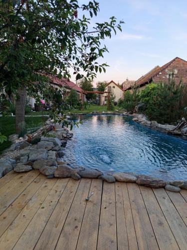 a swimming pool with a wooden deck in a yard at Chalupa u babičky in Salka