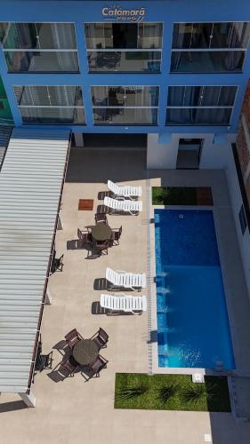 an overhead view of a swimming pool in a building at Catamarã Pé na Areia in Angra dos Reis
