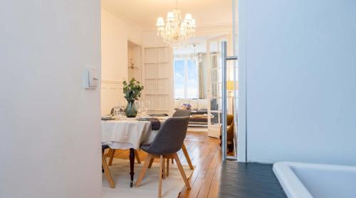 Luxury Parisian Flat Golden Triangle