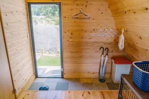 a room with a window in a log cabin at 自然満喫 野上平ロッジ in Kirishima