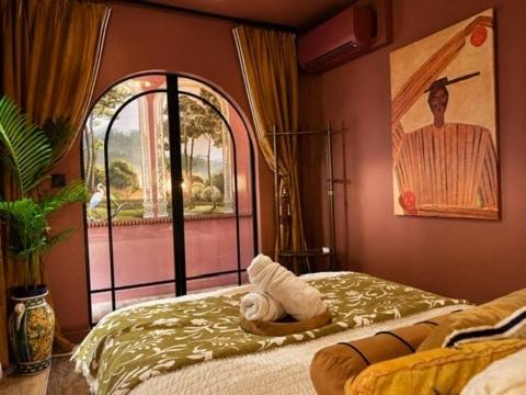 a bedroom with a bed and a painting on the wall at LE PORTO RICO, Hypercenter, Air conditioning in Mâcon