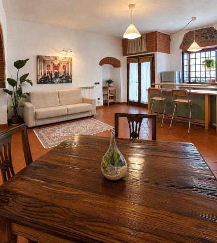 a living room with a table and a living room at Residenza Vittoria nell'Antico Borgo in Piombino
