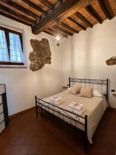 a bedroom with a bed with towels on it at Residenza Vittoria nell'Antico Borgo in Piombino
