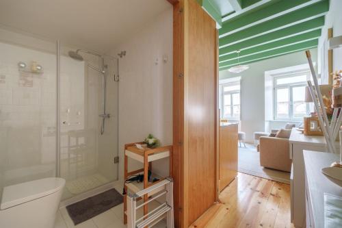 a bathroom with a shower and a toilet in a room at Figueirinhas Home Green in Coimbra