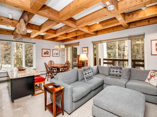 ein Wohnzimmer mit Sofa und Tisch in der Unterkunft Tree Top Condo in Vail