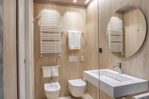 a bathroom with a sink and a toilet and a mirror at Hotel Fontana Olente in Ferentino