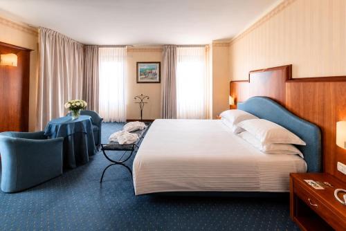 Phi Hotel Astoria — Photo of the whole room