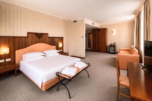 Phi Hotel Astoria — Photo of the whole room
