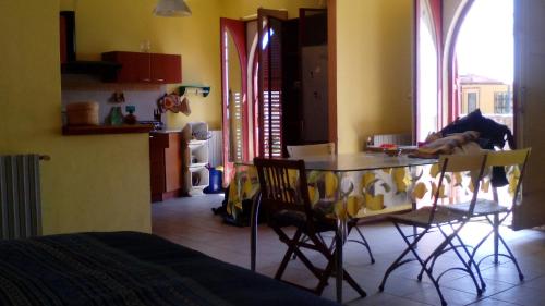 ジャルディーニ・ナクソスにあるCasa Vacanze Corso Umbertoのキッチン、ダイニングルーム(テーブル、椅子付)