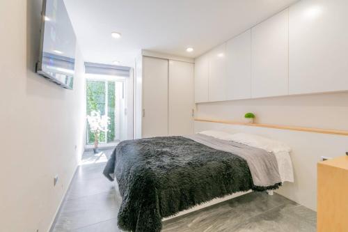 a bedroom with a bed in a room with a window at Tokio Loft Loft Moderno en Centro de Durango in Durango
