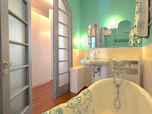 Spacious 5BR near Marina Zea & Votsalakia