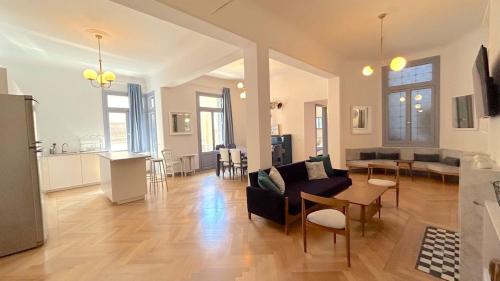 Spacious 5BR near Marina Zea & Votsalakia