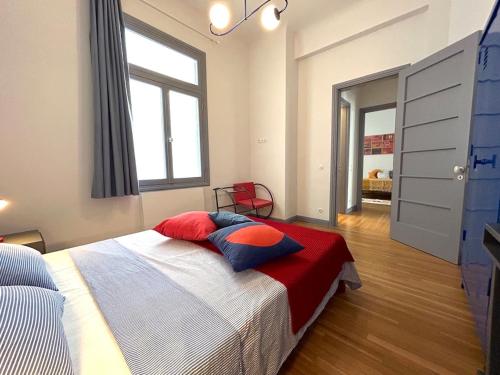 Spacious 5BR near Marina Zea & Votsalakia