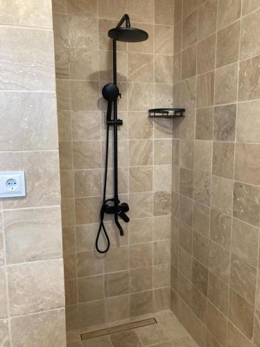 a shower with a black shower head at NOV Lernatun Boutique Hotel in Ltsen