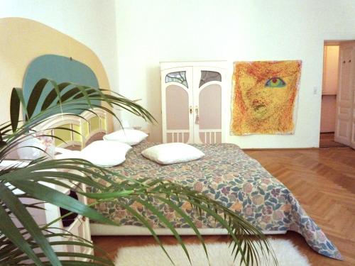 1 dormitorio con cama y planta en Wohnzimmer en Krems an der Donau