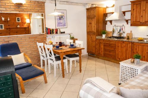 a kitchen and dining room with a table and chairs at Trebbiano Rubicone in Gravedona