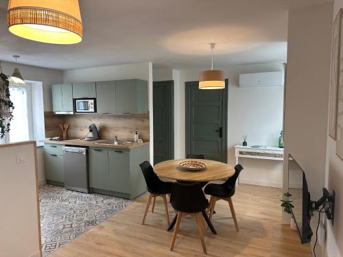 a kitchen with a table and chairs in a room at Résidence le 1564 Vert in Roussillon en Isere