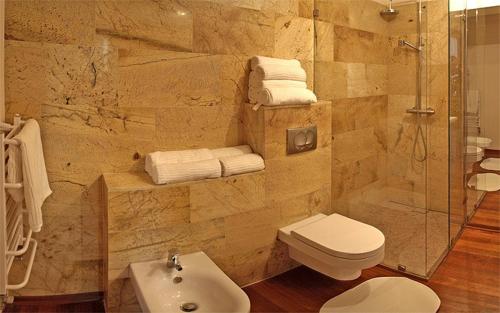 een badkamer met een douche, een toilet en een wastafel bij Zakopane - Apartament z widokiem in Zakopane
