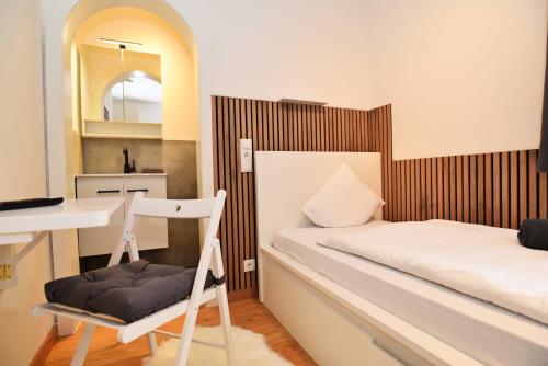a room with a bed and a desk and a chair at Ries Rosina - bei LKH GRAZ - NEUERÖFFNUNG - Self Check In 24-7 in Graz