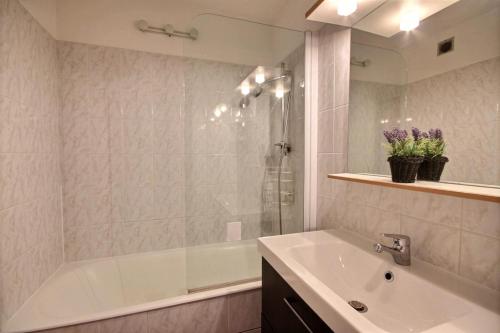 Koupelna v ubytování Appartement à 600m des remontées mécaniques, centre Morzine, chalet les Joux