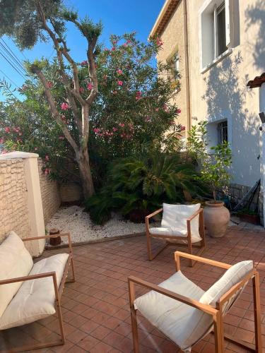 Villa typique et très spacieuse, avec piscine privé en front de mer