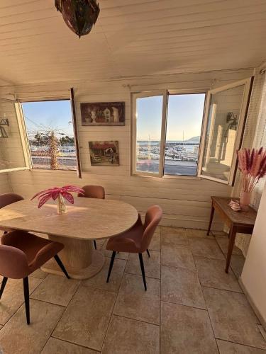 Villa typique et très spacieuse, avec piscine privé en front de mer