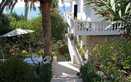 een trap naar een huis met een palmboom bij Saga Del Mare in Sutomore