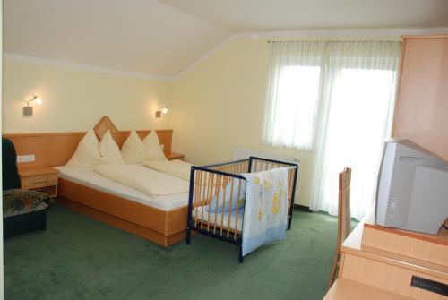 Postel nebo postele na pokoji v ubytování Gästehaus Gröblacher