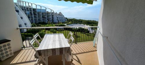 Bright 26 m with pool and sea view