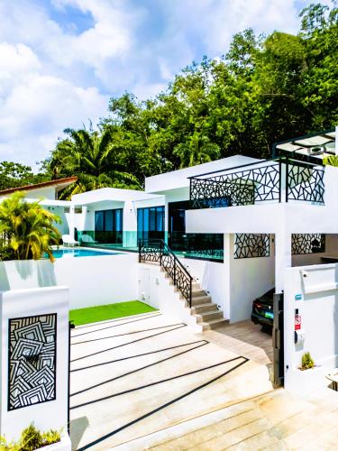 eine Villa mit Swimmingpool und einem Haus in der Unterkunft Zen Luxury Villa, Rooftop BBQ, Resort Pool & Kids Zone in Rawai Beach