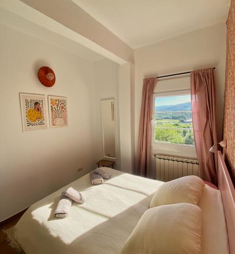 a bedroom with a bed and a large window at A Casa Amodiño in O Freixo