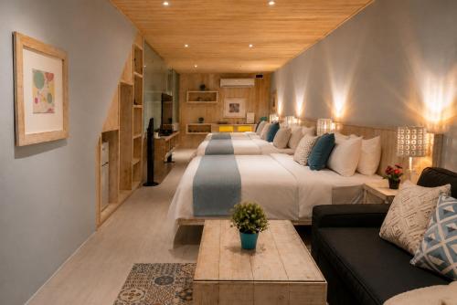a large bedroom with a large bed and a couch at 湛藍海岸民宿 Azure-墾丁南灣沙灘-可包棟-國旅卡 in Nanwan