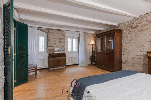 a bedroom with a bed and a desk in it at Il Gioiello di Frieda - in centro a Muggia in Muggia