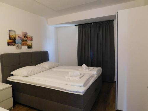 a bed in a small room with a window at Del Mar 2 in Kampor