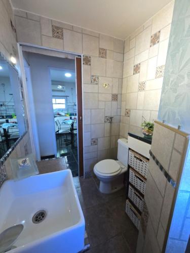 a bathroom with a white toilet and a sink at Departamento en San Juan Capital 3 dormitorios hasta 6 personas in San Juan
