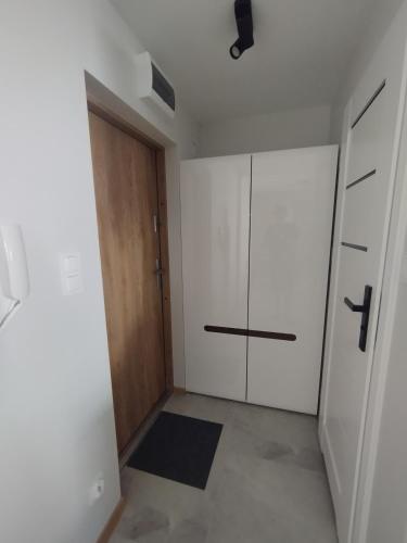 an empty room with a closet and a door at Apartament Na Głucho in Nysa