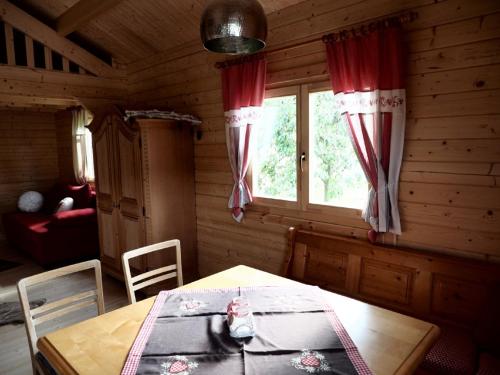 ein Esszimmer mit einem Tisch und einem Fenster in der Unterkunft Ferienhaus Holzhaisl in Kelheim