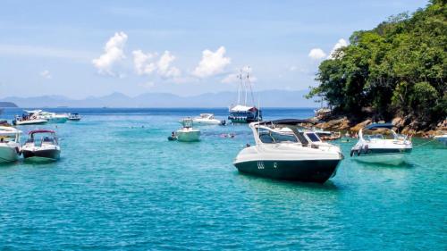 a group of boats are docked in the water at Acrópolis Marina Hotel in Angra dos Reis