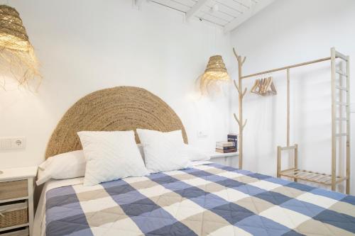 a bedroom with a blue and white checkered bed at Tiny House La Loma in Barbate