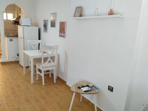 Estudio vista al mar,ideal para dos personas,piscinas ,completamente equipado , rodeado de restaurante y comercios ,estación Renfe