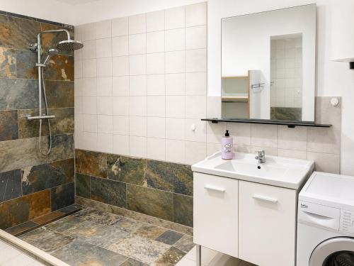 a bathroom with a sink and a shower at Le JUJUBIER in Le Robert