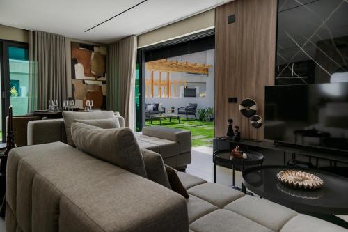 Detached house in a private condominium