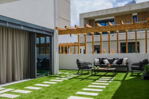 Detached house in a private condominium