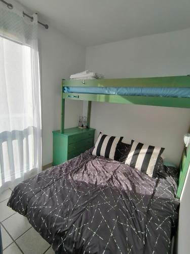 a bedroom with a bunk bed and a green shelf at Port Aloès in Cerbère