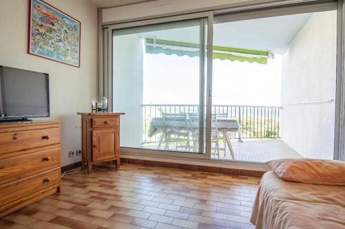 Bright 26 m with pool and sea view